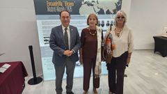 El alcalde de Lal�n, Jos� Crespo, junto a dos familiares de Loriga.