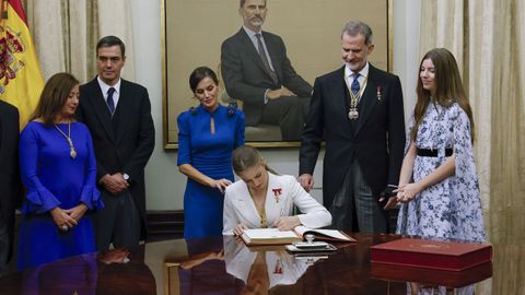 La princesa Leonor firma el libro de honor del Congreso, que estrena su segundo tomo hoy con el acto que acontece, en presencia de sus padres, los reyes Felipe y Letizia; su hermana, la infanta Sofa; el presidente del Gobierno, Pedro Snchez (2i); y la presidenta del Congreso, Francina Armengol