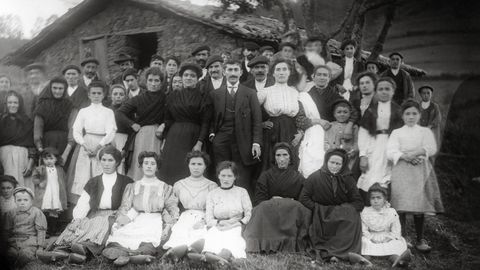 Retrato de boda delante de una cuadra. Autor de la fotografa: Juan Evangelista Canellada Prida (1862-1946). Cesin del Musu del Pueblu dAsturies.