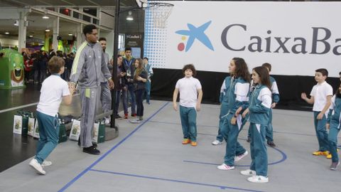 Una aut�ntica plantilla de ni�os se mide a Thompkins, del Real Madrid.