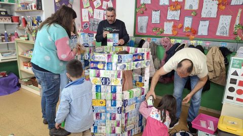Alumnos y padres construyendo un modelo de la Torre dos Andrade con materiales de desecho