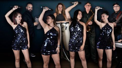 Imagen de la orquesta Nueva L&iacute;nea, con las cuatro vocalistas que ya han dejado la formaci&oacute;n musical rodeadas de pol&eacute;mica
