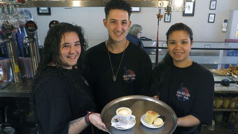 American Caf-Bar en Ourense.Por 1,30 euros tienes la cafena asegurada, pero tambin un capricho. O tres: bizcocho, galleta rellena de chocolate y barquillo.