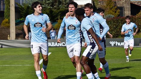 Hugo Gonz�lez celebra con sus compa�eros del Celta Fortuna su gol ante el M�rida.