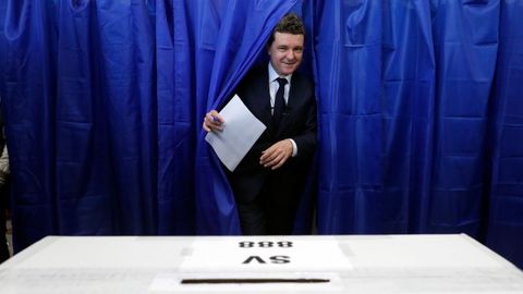 El alcalde de Bucarest y aspirante a la presidencia, Nicusor Dan, se dispone a votar el domingo