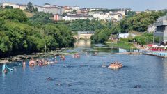 Da de calor en Lugo, con mucha gente en el ro Mio