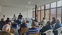 Alfredo Canteli entrega la medalla de Oro de Oviedo al director gerente de la Fundacin Vinjoy, Adolfo Rivas.