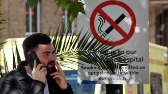 Londres. Un hombre fuma fuera de un hospital, donde est prohibido. // Imagen de archivo