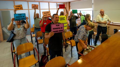 El colectivo Os Nigu�ns acudi� al plenp�y reclam� pisos de protecci�n para las personas vulnerables