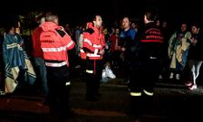 Bomberos, monitores y j�venes rescatados despu�s del incidente del s�bado en O �zaro.