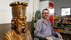 Carlos Folgueira, sentado junto al busto de su padre en el �rea de servicio de Abad�n