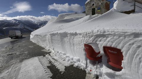 Dos silla encajadas en un muro de nieve en Pajares