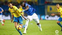 Ibra Ibrahima Balde Deivid Las Palmas Real Oviedo Gran Canaria.Ibra se lleva un bal�n ante la presi�n de Deivid