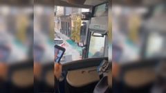 En la imagen, a trav�s del cristal de la puerta de entrada al autob�s, puede verse al autor del ataque golpeando el parabrisas con un objeto similar a una barra.