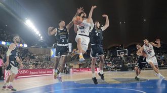 Faure (4) y Townes (3), defendiendo a Quintela (25) en el Oviedo-Obradoiro de la pasada campa�a.