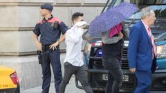 Uno de los j�venes encausados a su llegada al TSJC, donde se celebr� el juicio por la violaci�n m�ltiple en Manresa.