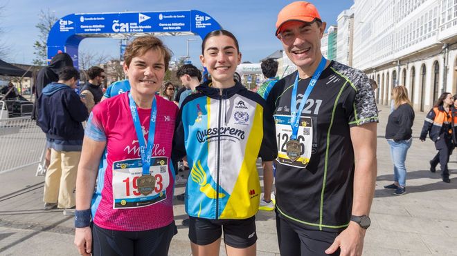 Sandra Gonz&aacute;lez (centro) junto a su madre Eva y su padre Alejandro, tras la media marat&oacute;n Coru&ntilde;a21