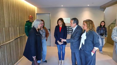 Visita de Abel Caballero a viviendas rehabilitadas en la calle de Bueu, en Coia.