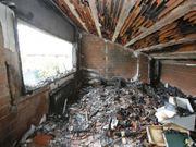 Las llamas arrasaron la parte superior de la vivienda, y el humo afect� a la planta baja. 