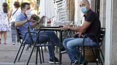 Clientes con mascarilla en una terraza tras la reapertura de la hosteler�a