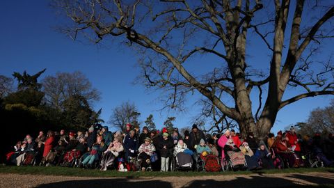 Publico a las afueras de la iglesias donde se celebr� la misa de Navidad