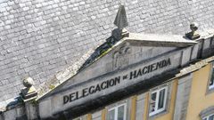 Escudo franquista en el front�n del edificio de Hacienda en Lugo