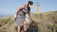 Voluntariado al pie de la torre de H�rcules contra las especies invasoras