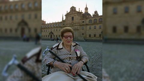 Concepci�n L�pez Gonz�lez, fotografada no barrio monfortino da Compa��a e cos Escolapios ao fondo