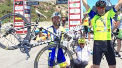 Juan T�bara (a la izquierda de la foto), con su amigo Quique Vila, tras realizar una prueba ciclista en la zona de �zaro.