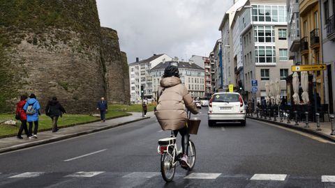 Un usuario de bicicleta por la Ronda da Muralla de Lugo