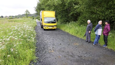 Un camin de transporte pasa por este bache.