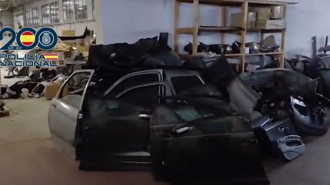 Imagen de la polic�a de la zona donde encontraron los coches despiezados 
