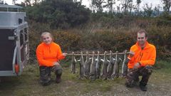 Saray Rama, junto a su novio, Jon�s, en una reciente jornada de caza por los montes de Zas. La joven los conoce bien porque es de la parroquia de Carreira, y desde peque�a acompa�� a su padre, Jos� Manuel Rama Fern�ndez, que es el secretario actual del tecor. 