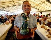 Manuel Garc�a, con la escultura que le regalaron.