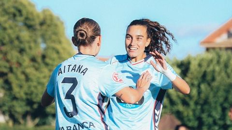 Noela S�nchez, celebrando un gol con su compa�era Aitana S�nchez.