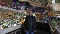 Paco Otero, en el bel�n familiar del barrio de Conxo que ayer se inaugur� al p�blico en la r�a da Torreira. El montaje tiene 45 metros cuadrados, con cinco espacios con agua natural y varias piezas talladas en madera (como p�jaros y troncos de �rboles), todo ello bajo un firmamento con nebulosa.