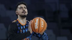 Josep Puerto calienta en el Roig Arena antes del partido contra el UCAM Murcia.