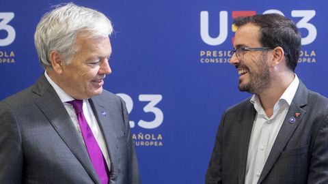 Didier Reynders (i) junto al ministro de Consumo en funciones, Alberto Garz�n (d).