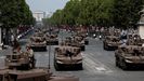 Veh�culos militares del Ej�rcito franc�s desfilan por la avenida de os Campos El�seos.