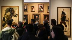Visitantes contemplan algunas de las obras de la exposici�n del museo Sorolla.