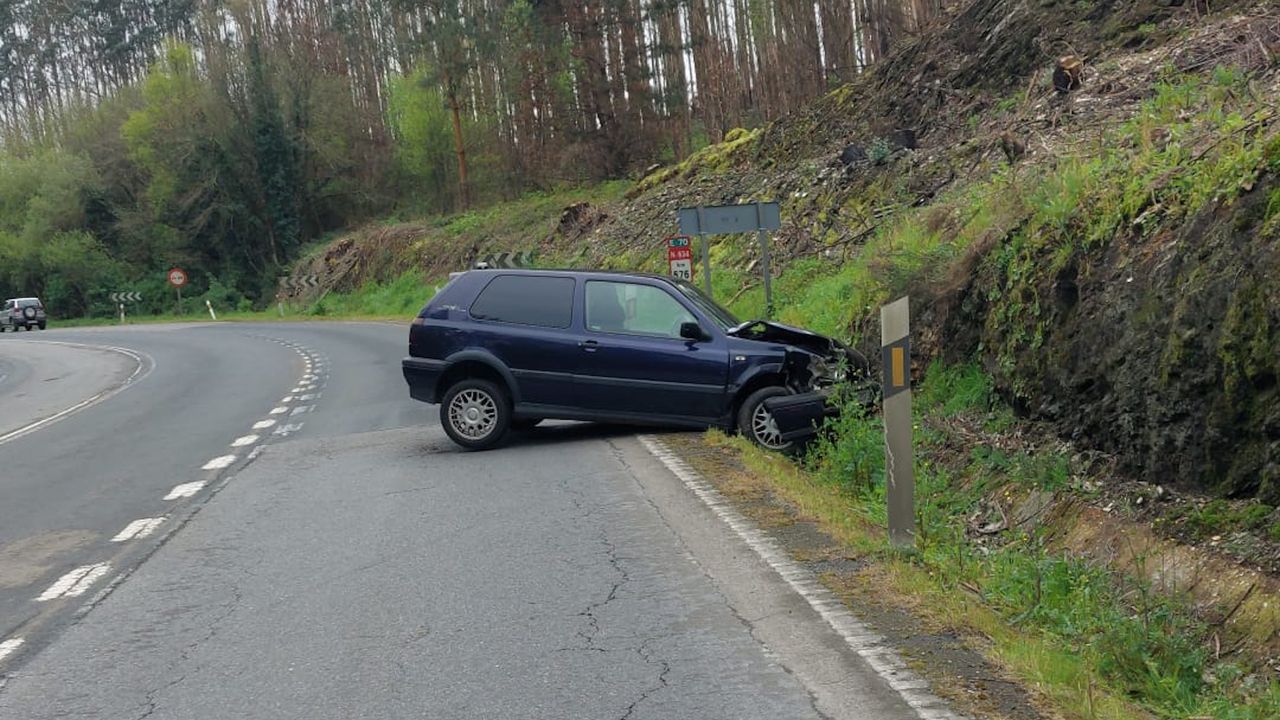 Evacuado al hospital tras una aparatosa salida de vía en Barreiros