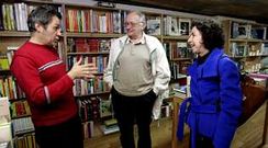 El profesor John Rutherford entre los escritores Xelis de Toro y Marilar Aleixandre