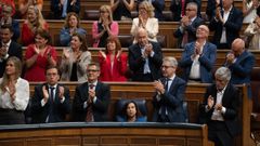 Margarita Robles, sentada en el Congreso mientras el resto de ministros del Gobierno aplauden a Pedro S�nchez.
