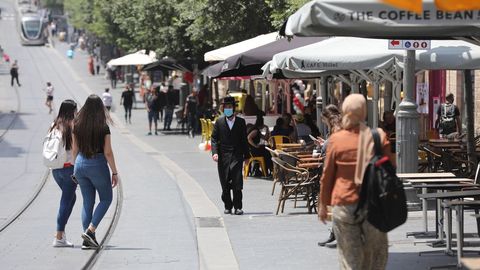 Gente caminando cerca de una cafeter�a en Jerusalem
