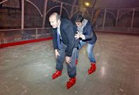 Varela ense�ando a patinar al dimisionario Albino V�zquez en la pista de hielo de A Quintana.
