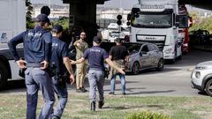 La polic�a controlando la protesta de los camioneros en N�poles