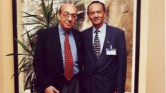 A la izquierda, Claudio Zavanella Bota (1945-2025), impulsor del Área Infantil del Corazón del Chuac, con el cirujano cardíaco Alberto Juffé Stein en 1999.