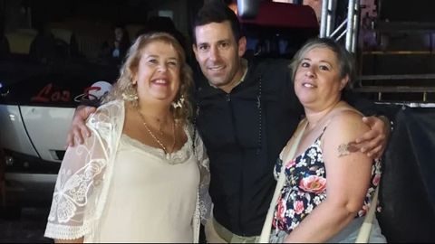 A la izquierda, Mar�a Jes�s Neira, con Noly (cantante de Los Sat�lites) en el centro, y a la derecha, Marian Mart�nez Garc�a, de Pravia