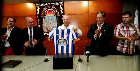 Tino Fern�ndez, el segundo por la derecha, entreg� una camiseta del D�por al alcalde de Betanzos, Ram�n Garc�a. 