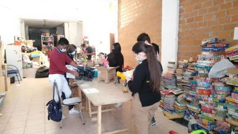 Un grupo de j�venes participa en el acondicionamiento de los juguetes